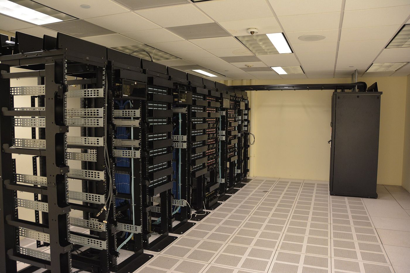 Datacenter Server Racks (22370909788)