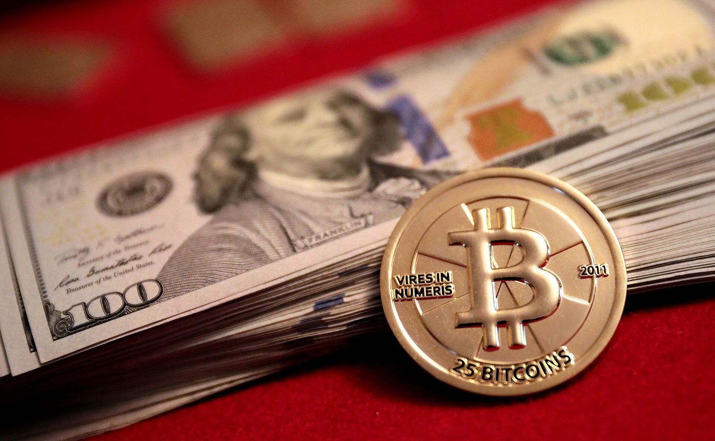 $10,000 in $100 USD bills with 25 BTC Gold Casascius coin by Gage Skidmore